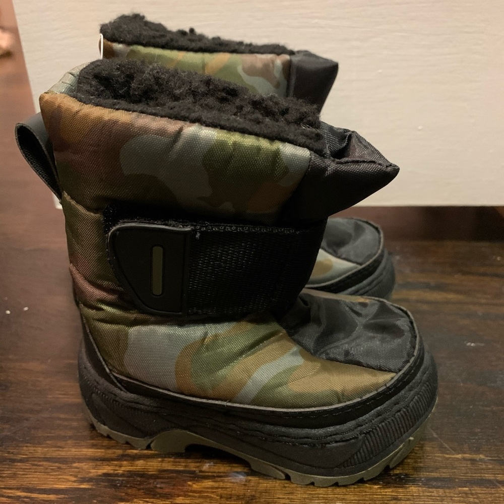 NWOT Camouflage Boots Size 5